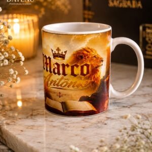 Caneca Cristã Personalizada com Nome 325ml Porcelana | Leão e Bíblia | 1 Pedro 2:9